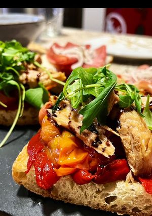 Foto principal de Tosta de pimiento caramelizado, tomate confitado, melva y rúcula