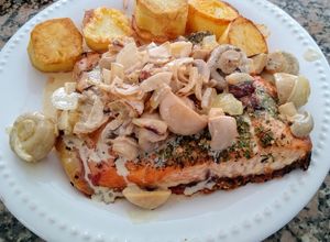 Una foto de Salmón al horno con sala de champignones🐟