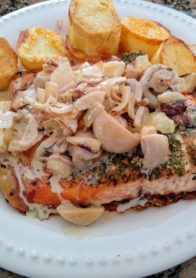 Una foto de Salmón al horno con sala de champignones🐟