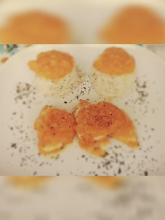 Una foto de Pollo con salsa de zanahorias y manzana