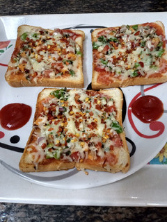 બ્રેડ પીઝા (Bread pizza Recipe In Gujarati) રેસીપી મુખ્ય ફોટો