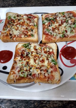 બ્રેડ પીઝા (Bread pizza Recipe In Gujarati) રેસીપી મુખ્ય ફોટો