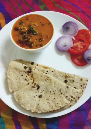 A picture of Chana masala with Roti.