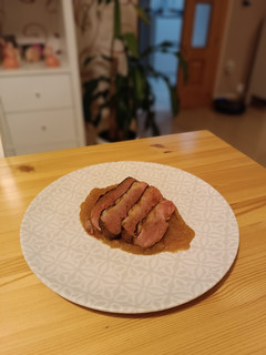 Una foto de Magret de pato con compota de manzana