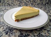 Una foto de tarta de queso y lima