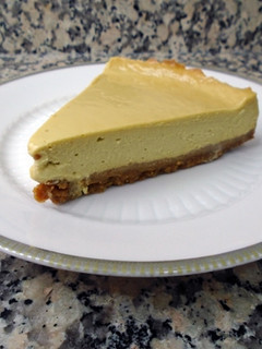 Una foto de Tarta de queso, lima, aguacate y espinacas