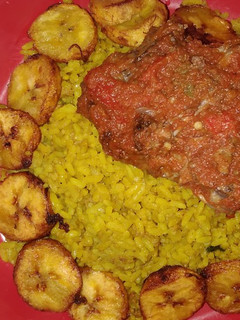 A picture of Tumeric Rice with grilled chicken &plantains#Abujamoms #Abjmoms.