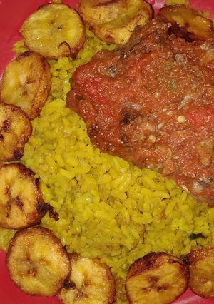 A picture of Tumeric Rice with grilled chicken &plantains#Abujamoms #Abjmoms.