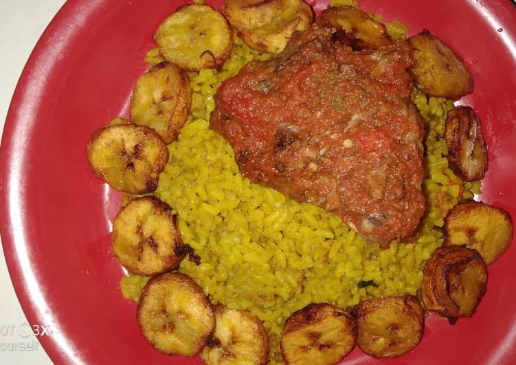 Steps to Prepare Appetizing Tumeric Rice with grilled chicken &amp;plantains #Abujamoms #Abjmoms | So Appetizing Food Recipe From My Kitchen