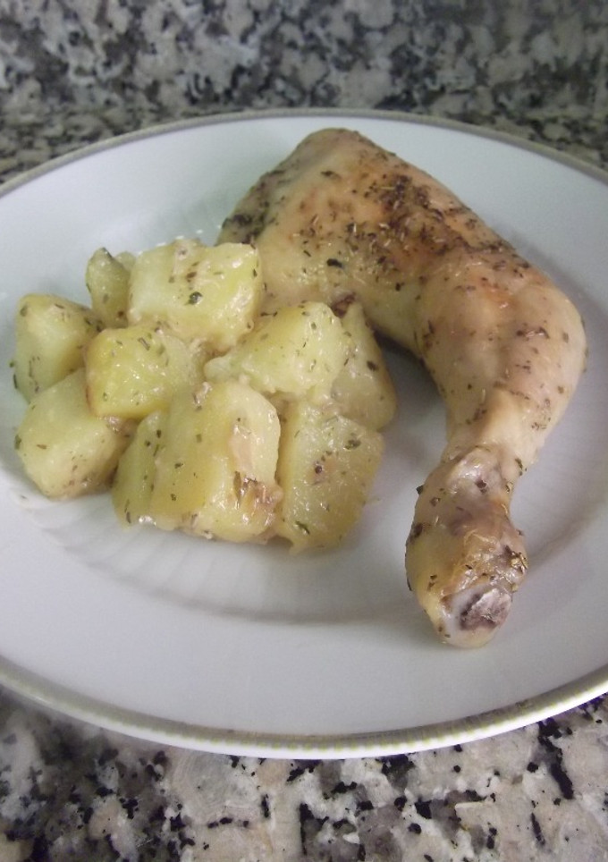 Una foto de Pollo al horno con patatas