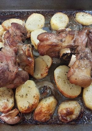 Una foto de Codillo al horno con patatas