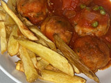 Albóndigas caseras con salsa y patatas de guarnición