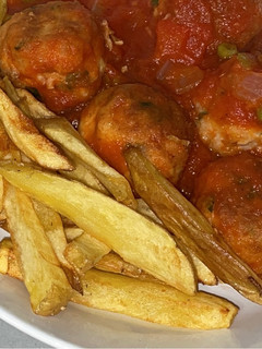 Una foto de Albóndigas caseras con salsa y patatas de guarnición
