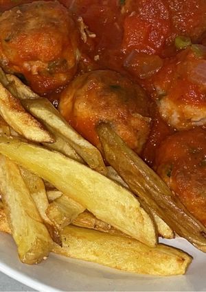 Una foto de Albóndigas caseras con salsa y patatas de guarnición