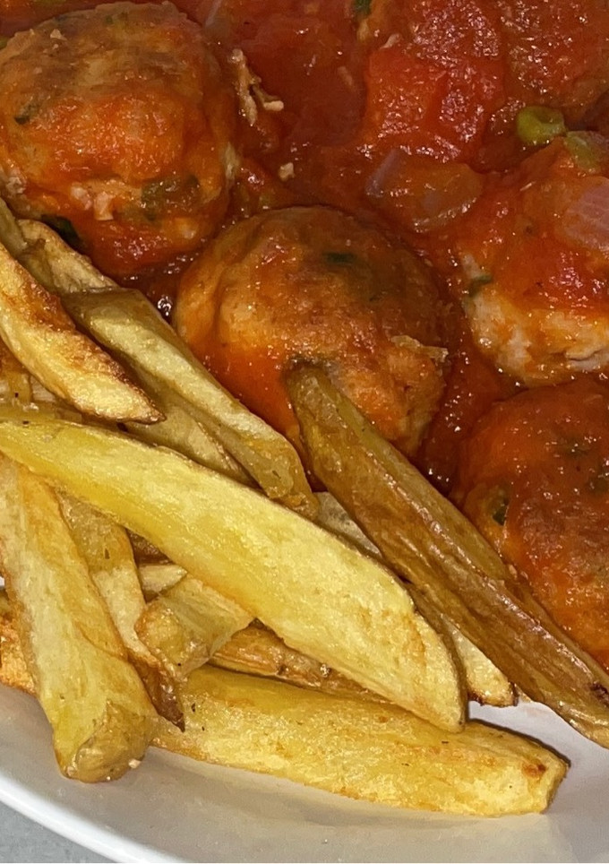 Una foto de Albóndigas caseras con salsa y patatas de guarnición