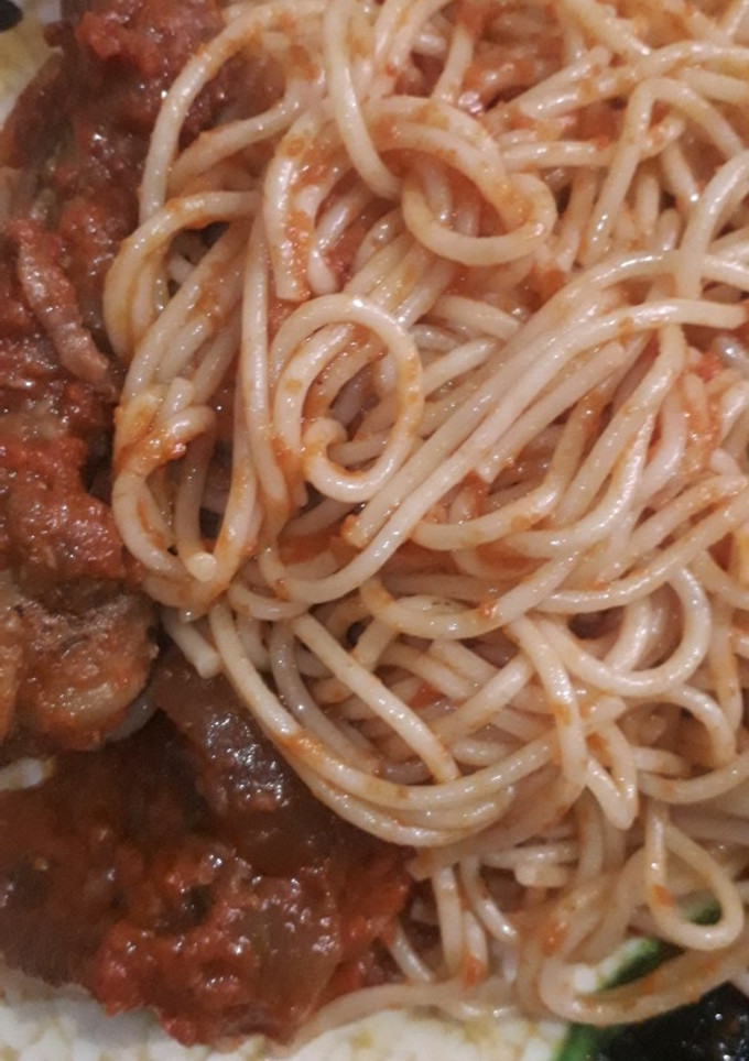 A picture of Jollof spaghetti with chicken.