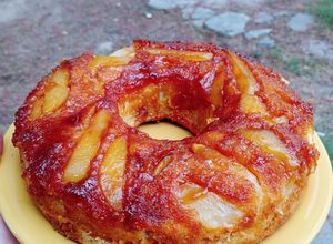 Una foto de Torta invertida de pera/ manzana