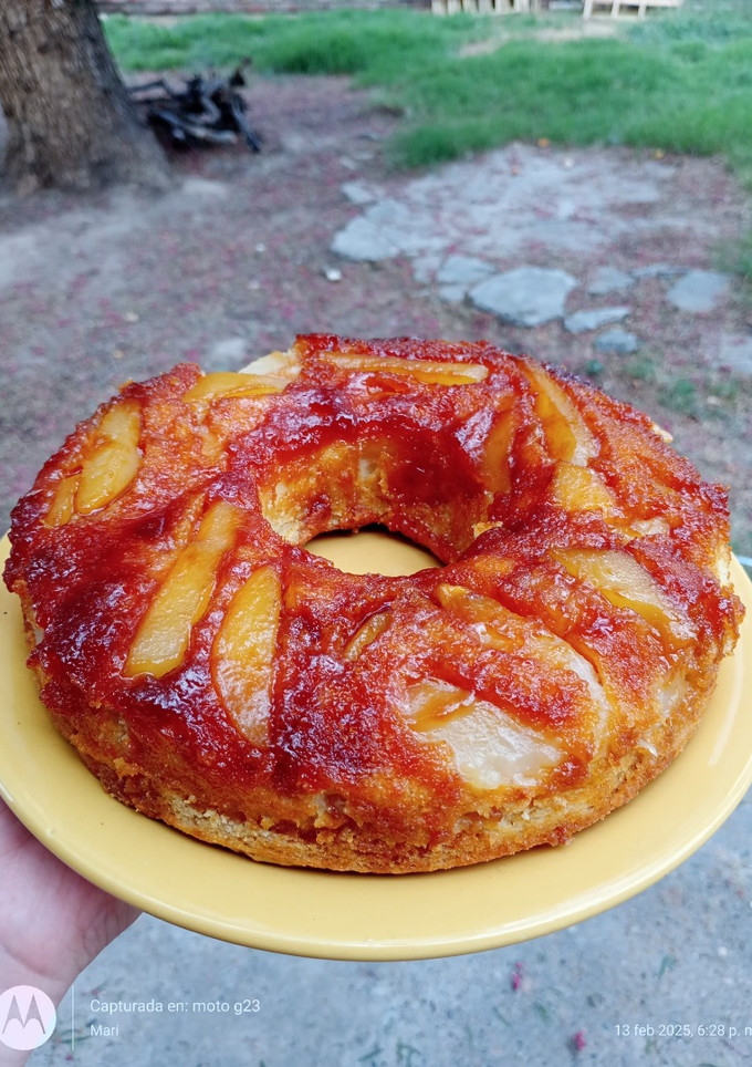 Una foto de Torta invertida de pera/ manzana