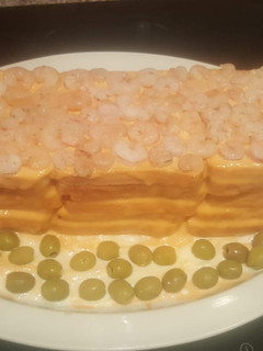 Una foto de Pastel de atún, gambas y aceitunas