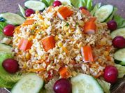 Una foto de ensalada de arroz con surimi
