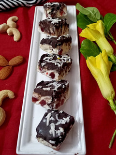 ઇન્સ્ટન્ટ ચોકલેટ બરફી (Instant Chocolate Barfi Recipe In Gujarati) રેસીપી મુખ્ય ફોટો