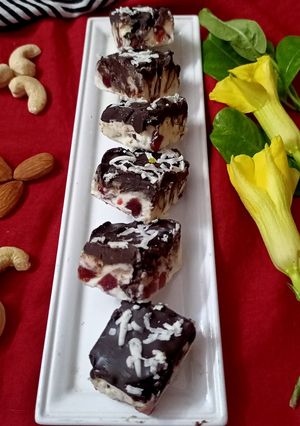 ઇન્સ્ટન્ટ ચોકલેટ બરફી (Instant Chocolate Barfi Recipe In Gujarati) રેસીપી મુખ્ય ફોટો
