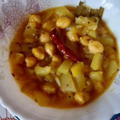 A picture of Bottle gourd Kabuli Chana curry.