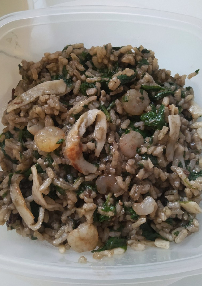 Una foto de Arroz negro con espinacas, gambas y tallarines de surimi