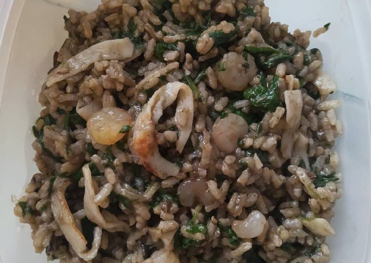 Arroz negro con espinacas, gambas y tallarines de surimi