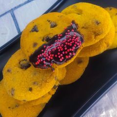 A picture of Chocolate chips Oreo vanilla cookies 🍪.