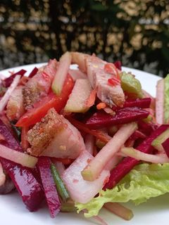 รูปของ ยำบีทรูท ฟักแม้วหมูกรอบ Beetroot Chayote Crispy Pork Spicy Salad