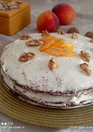 Foto di Torta al cacao noci, pesche e panna