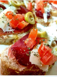 Una foto de Montadito de mojama y manchego