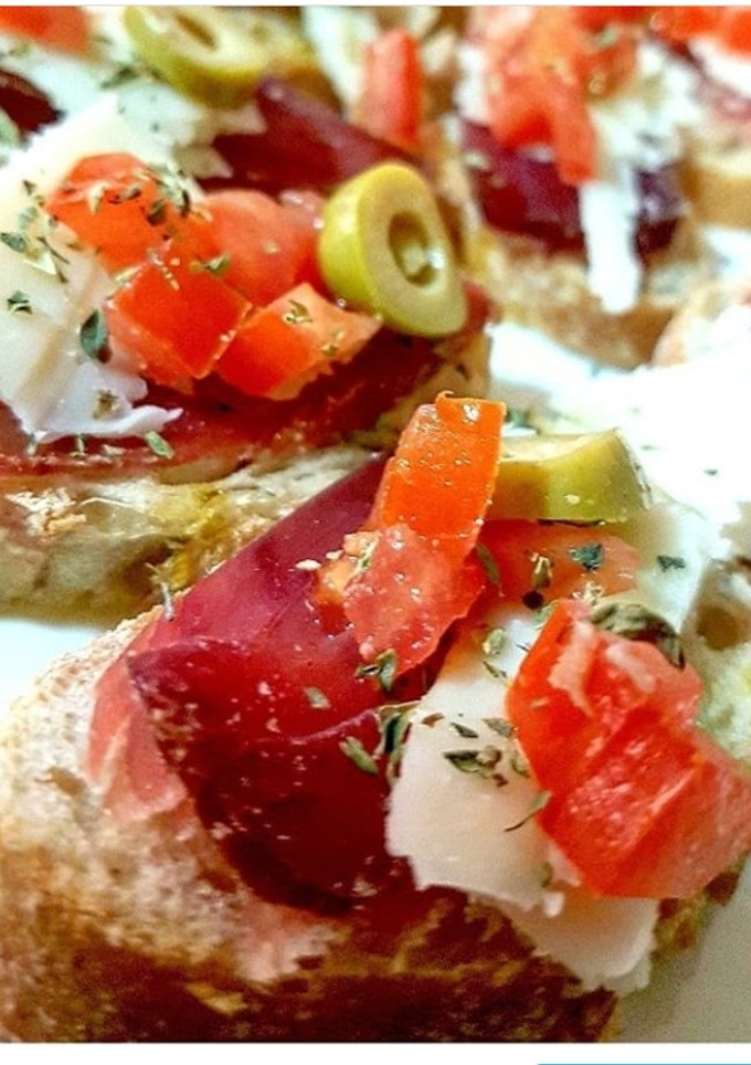 Una foto de Montadito de mojama y manchego