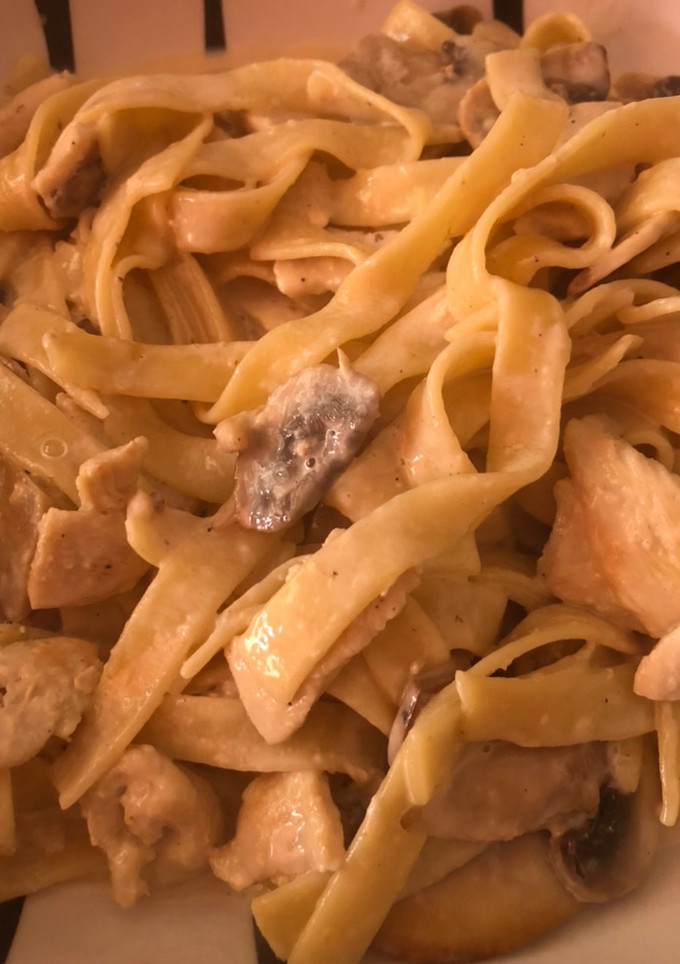 Una foto de Nidos con pollo y champiñones