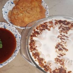 A picture of Creamy dahi bare with imli ki khatti meethi chutney 😋 or papri.