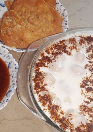 A picture of Creamy dahi bare with imli ki khatti meethi chutney 😋 or papri.