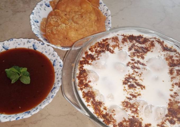 Creamy dahi bare with imli ki khatti meethi chutney 😋 or papri