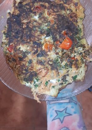 Una foto de Tortilla de kale y vegetales 🥚