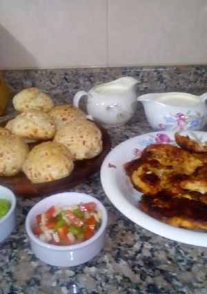 Una foto de Pechugas de pollo, varias salsas y pancitos caseros