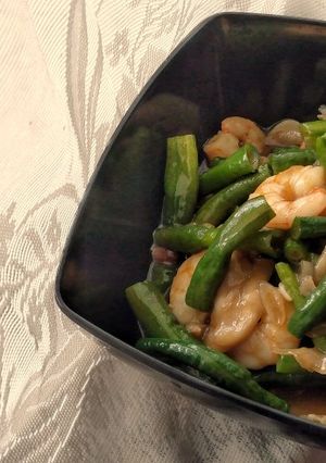 A picture of Long Beans and Prawns in Oyster Sauce.