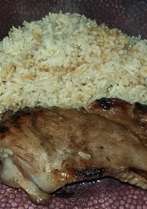 Una foto de Cerdo con arroz integral a lo griego- gluten free