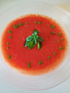 Una foto de Sopa fría de sandía y tomate