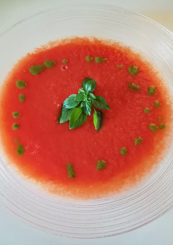 Una foto de Sopa fría de sandía y tomate