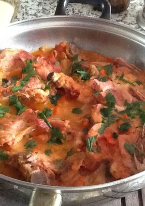 Una foto de Chuletas de cerdo ahumadas en salsa de tomate