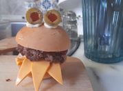 Una foto de hamburguesa con pepinillos