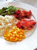 Muslos de pollo al horno con verduras y arroz