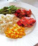 Muslos de pollo al horno con verduras y arroz