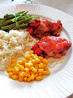 Una foto de Muslos de pollo al horno con verduras y arroz