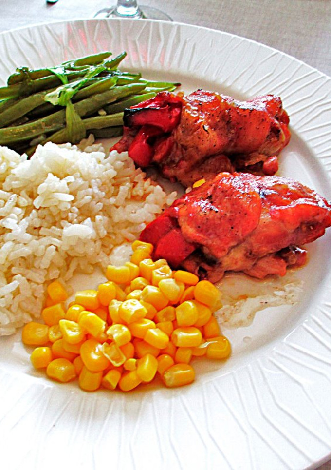 Una foto de Muslos de pollo al horno con verduras y arroz
